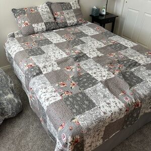 Gray & white quilt set
